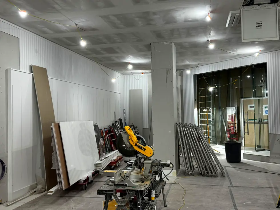 Spatiu interior cu materiale si scule pentru renovare.