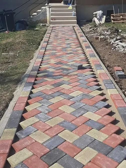 Alee cu pavele multicolore si rigola.