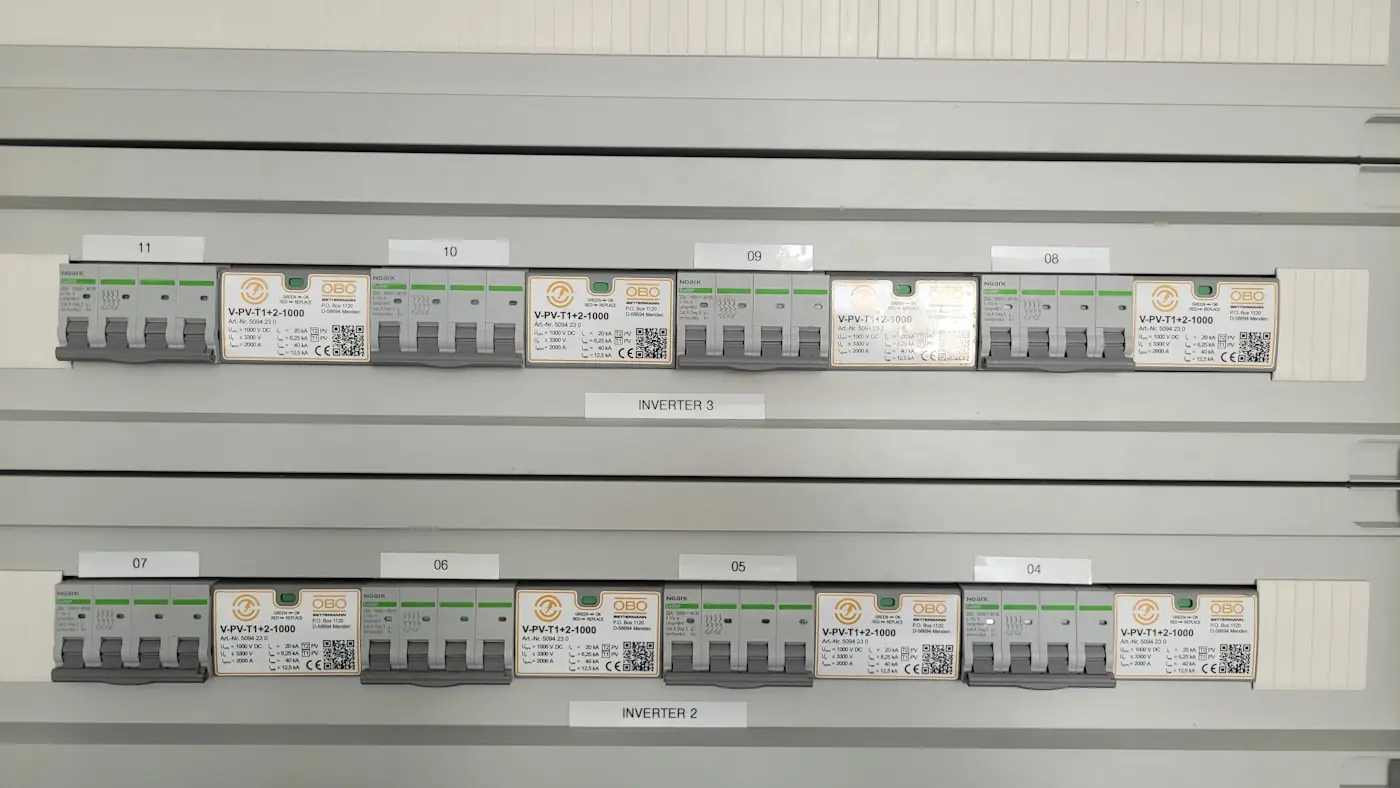 Randuri de sigurante electrice montate ordonat.