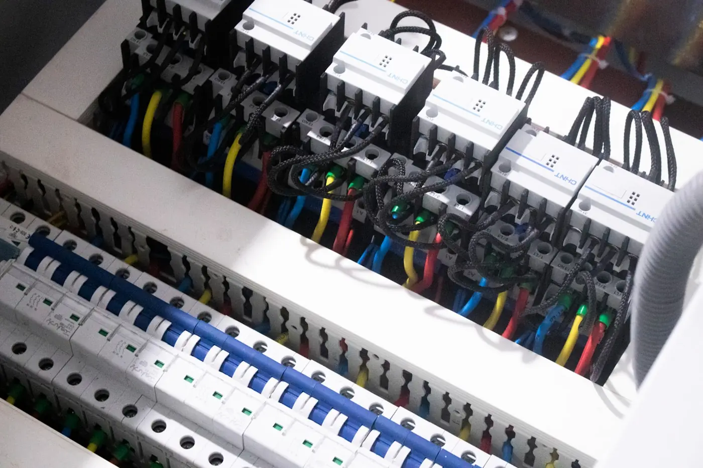 Cabluri conectate intr-un panou electric.