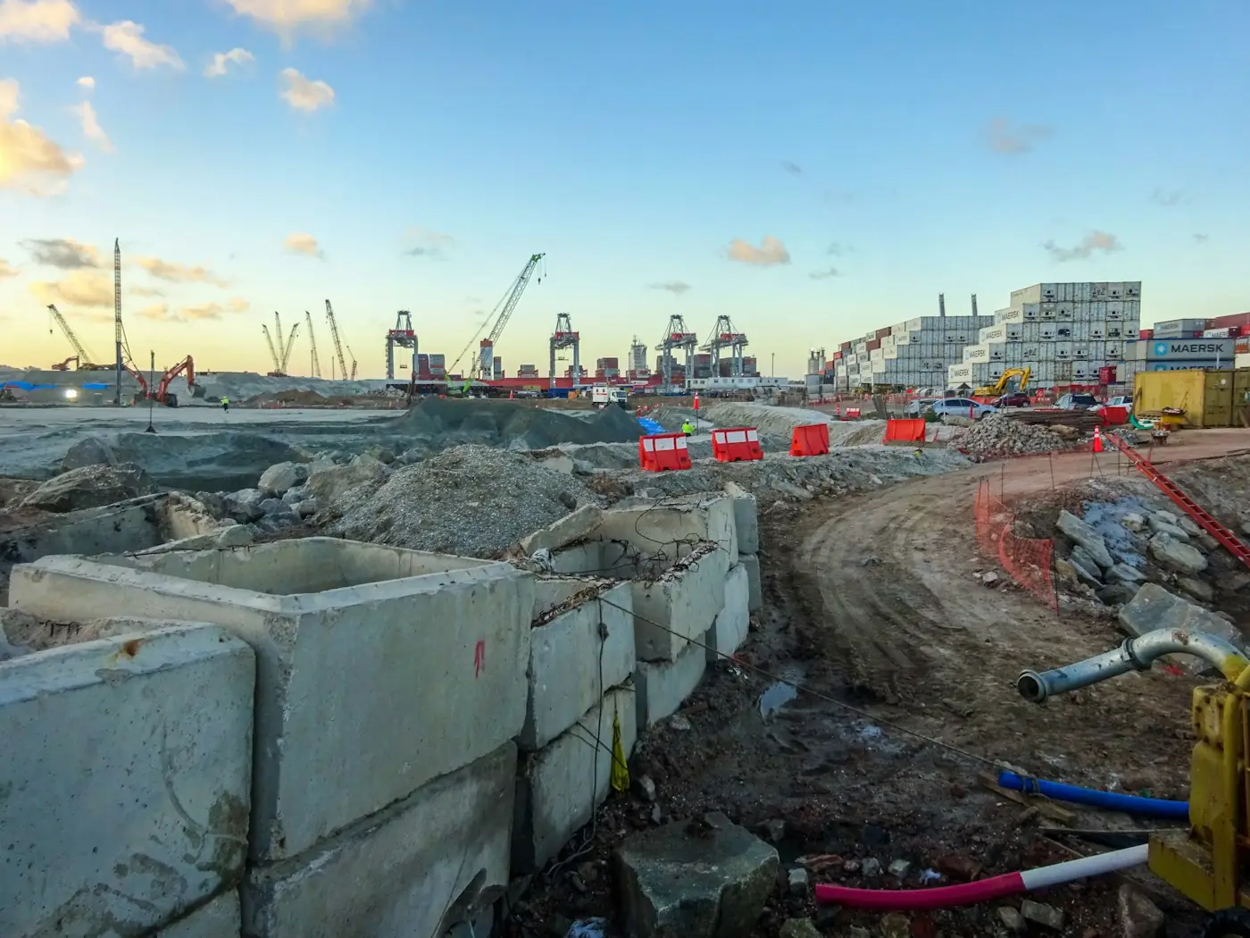 Blocuri si elemente de beton pregatite pe santier.
