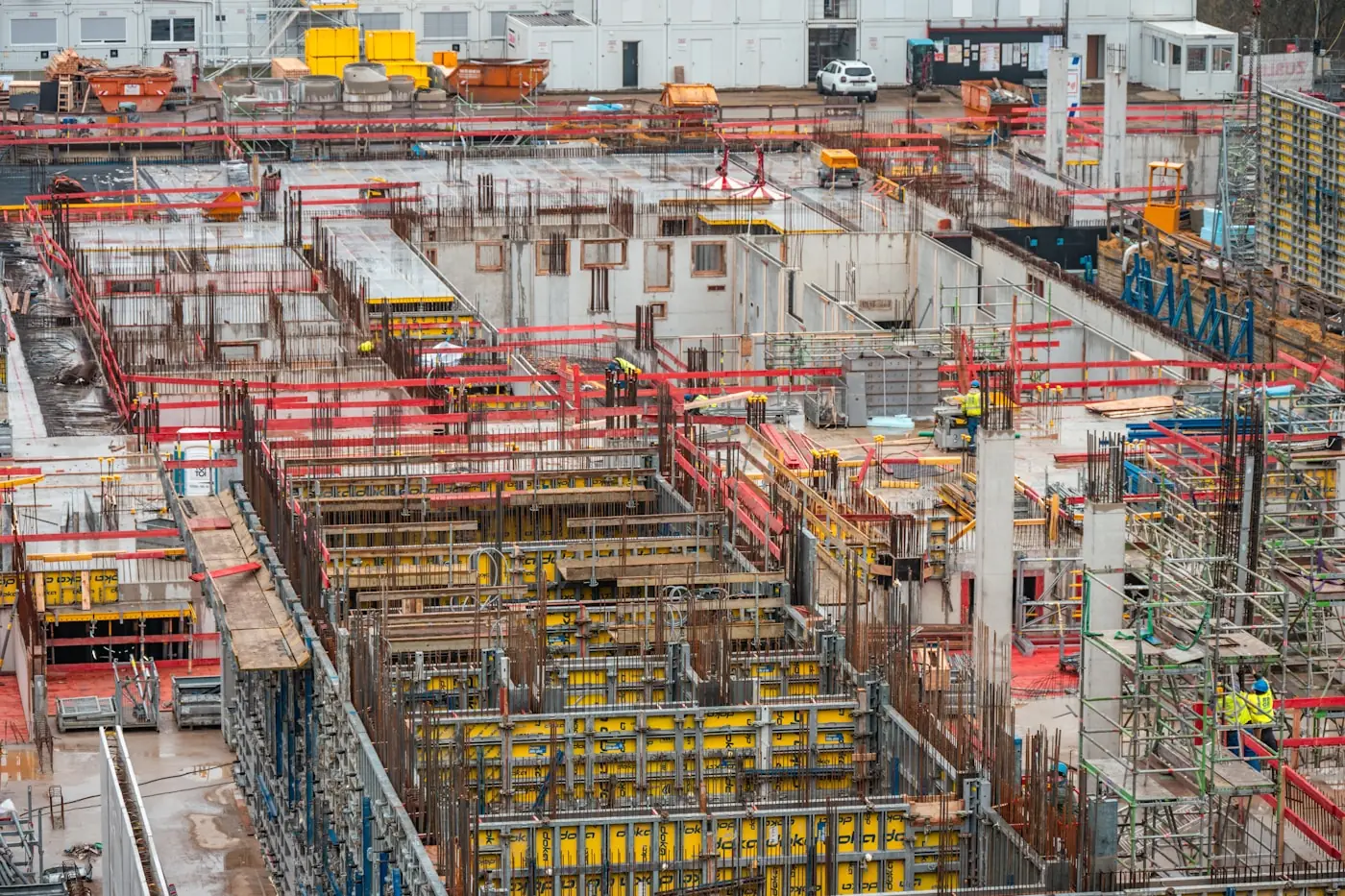 Santier cu armaturi, cofraje si structura de fundatie.