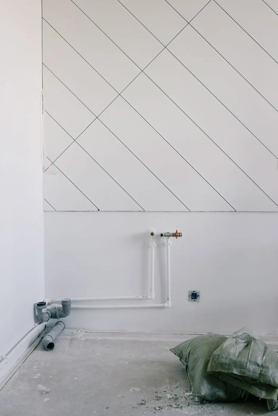Trasee de incalzire pregatite intr-un apartament in renovare.